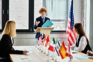 Gençler BM Model konferansına katılarak küresel sorunları tartıştılar.