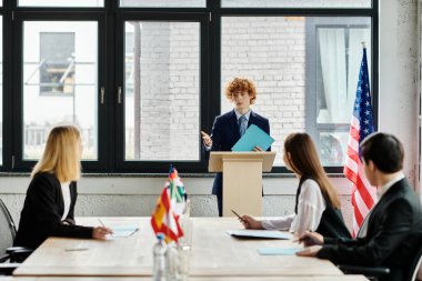 Gençler Birleşmiş Milletler Model etkinliğine katılarak diplomatik tartışmalara giriyorlar..