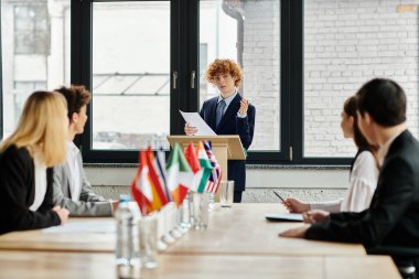 Gençler BM Model konferansına katılarak diplomatik tartışmalara giriyorlar.