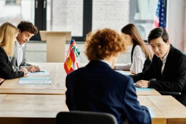 Gençler BM Model simülasyonuna katılarak diplomasi ve uluslararası ilişkilerde yer alıyorlar.