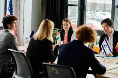 Gençler Birleşmiş Milletler Model konferansına katılarak diplomatik tartışmalara giriyorlar..
