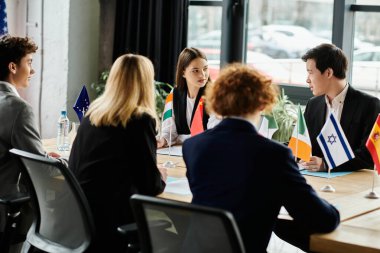 Gençler BM Model konferansına katılarak diplomatik tartışmaları taklit ediyorlar.