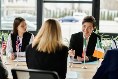 Genç delegeler Model Birleşmiş Milletler 'de diplomatik becerilerini sergiliyorlar.