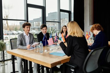 Model BM 'deki gençler diplomatik tartışmalara ve tartışmalara giriyorlar.