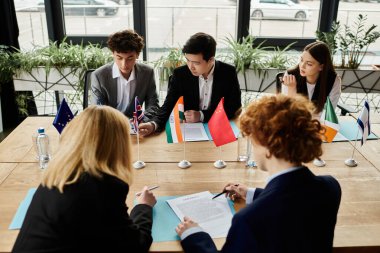 Model BM konferansında gençler diplomasi ve müzakerelere giriştiler.
