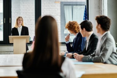 Gençler BM Model oturumuna katılarak diplomatik tartışmalara giriyorlar.