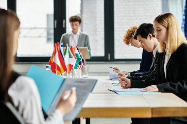 Gençler BM Model simülasyonuna katılarak diplomatik tartışma ve pazarlığa giriştiler.