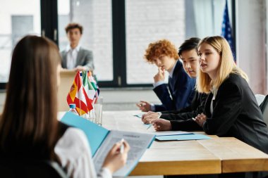Gençler BM Model konferansına katılarak diplomasi ve küresel ilişkileri tartıştılar.