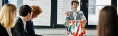 Gençler BM Model simülasyonuna katılarak uluslararası meseleleri tartışıyor.