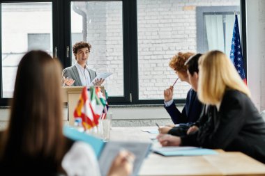 Genç delegeler bir BM Model Konferansına katılarak tartışma ve tartışmalara katıldılar.