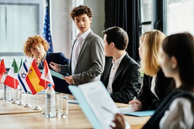 Gençler BM model konferansına katılarak küresel sorunları tartıştılar.