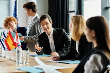 Gençler BM Model konferansına katılarak diplomatik tartışmalara giriyorlar.