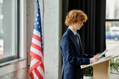 BM Model Konferansında genç bir delege konuşma yapıyor.