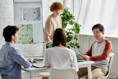 Dört genç bir BM modelinde küresel sorunları tartışıyor ve birlikte çalışıyorlar..
