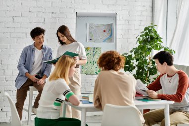 Bir grup genç Birleşmiş Milletler Model konferansına katılıyor..