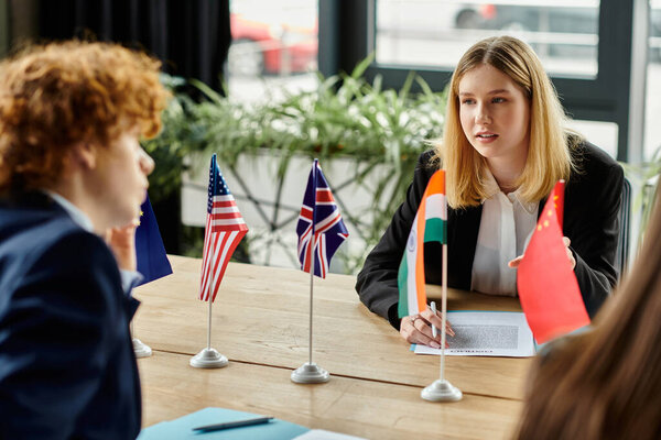 Подростки участвуют в моделировании модели ООН, участвуя в дипломатических дискуссиях.