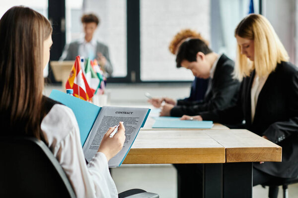 Подростки участвуют в моделировании модели ООН, рассматривая контракт.