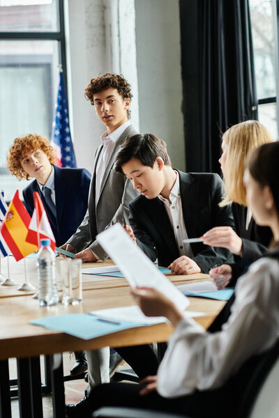 Подростки присоединяются к модели ООН, обсуждают глобальные проблемы.