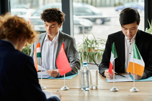 Два подростка участвуют в моделировании ООН, представляя разные страны.