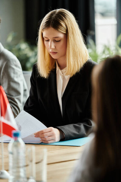 Мбаппе изучает документы во время Типовой конференции ООН.