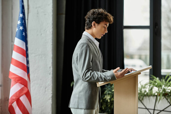 Мальчик-подросток выступает с презентацией на модельной конференции ООН.