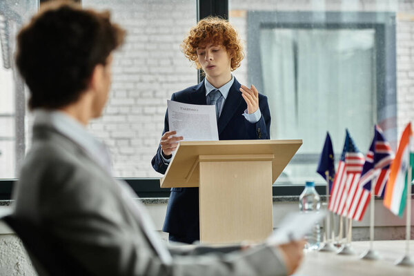 Мальчик-подросток выступает на модельной конференции ООН.