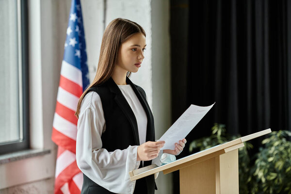 Девочка-подросток выступает с страстной речью на модельной конференции ООН.