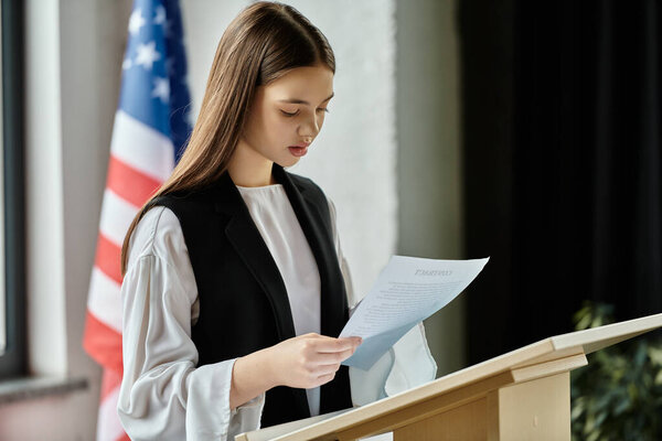 Девочка-подросток выступает на модельном мероприятии ООН.