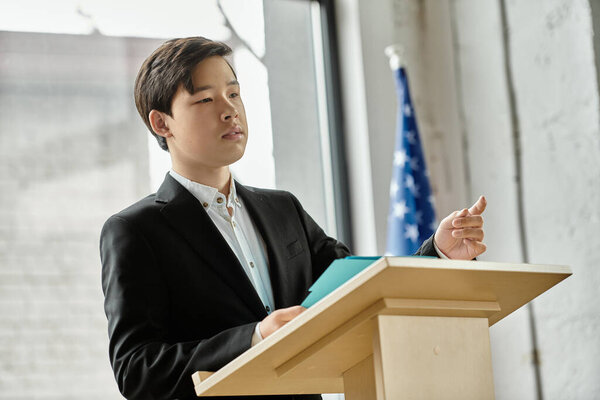 Мальчик-подросток выступает на модельной конференции ООН.