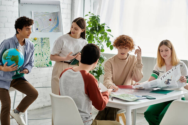 Подростки участвуют в обсуждении на модельной конференции ООН.