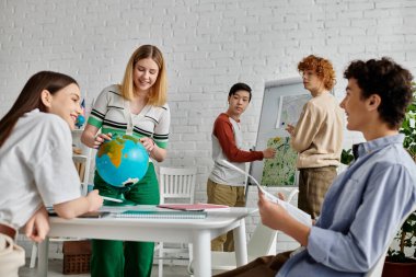 Gençler BM Modeline katılıyor, küresel sorunları tartışıyor ve çözümler üzerinde işbirliği yapıyorlar.