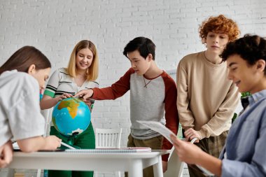 Gençler BM Model simülasyonuna katılarak küresel meseleler hakkında bir tartışmaya giriştiler.