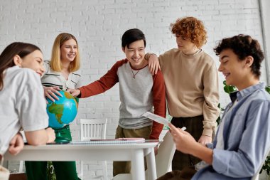 BM Model Konferansında gençler, intl konuları ve diplomasiyi tartışıyor.