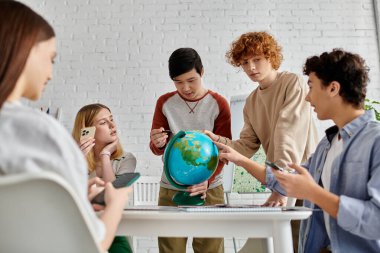 Gençler Birleşmiş Milletler Model oturumunu taklit ederek küresel sorunları dünya merkeziyle tartışıyor.