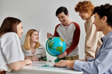 Gençler, Model BM 'de küresel meseleleri kullanarak tartışıyor.
