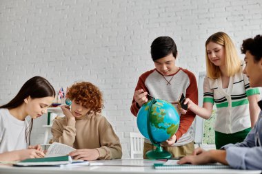 Gençler Birleşmiş Milletler Model simülasyonuna katılıp bir dünyayı inceliyorlar..