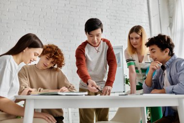 Bir grup genç, BM model konferansında birlikte çalışıyor..