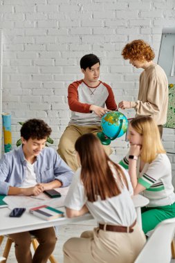 Gençler küresel meselelere odaklanmış bir BM Model simülasyonuna katılıyorlar.