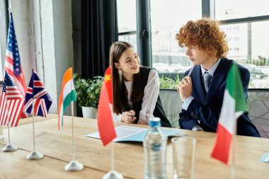İki genç, farklı ülkeleri temsil eden bir BM Model konferansına katıldı.