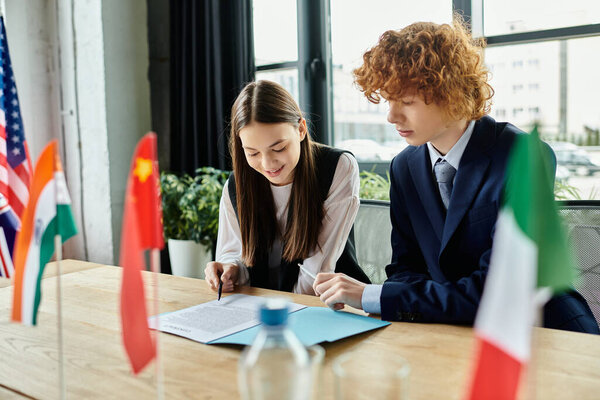 Подростки участвуют в модельной конференции ООН, участвуя в дипломатии и переговорах.