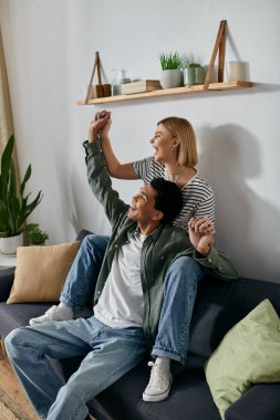 Genç, çok kültürlü bir çift, kahkaha ve mutlulukla dolu modern dairelerinde kutlama yapıyor..