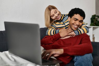 Çok kültürlü bir çift, modern evlerinde birlikte rahatlatıcı bir akşam geçiriyorlar..