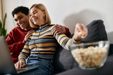 Mutlu, çok kültürlü bir çift, dizüstü bilgisayarında film izlerken bir gece eğlenir..