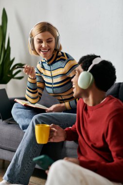 Mutlu bir ırklar arası çift evlerinde rahat bir kanepede yan yana oturmaktan zevk alır..