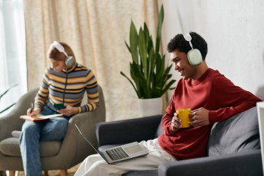 Mutlu, çok kültürlü bir çift modern dairelerinde sakin bir öğleden sonranın tadını çıkarıyor..