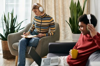 Mutlu, çok kültürlü bir çift modern bir dairede birlikte vakit geçirir..