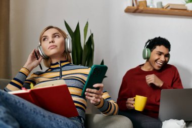 Mutlu bir ırklar arası çift, modern dairelerinde rahatlatıcı bir öğleden sonra geçirir..