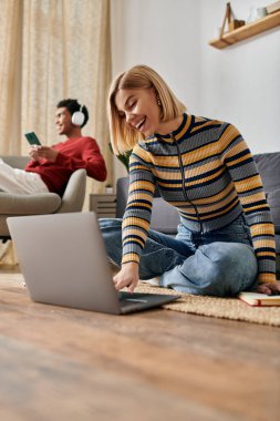 Mutlu bir çift modern bir dairede rahat bir akşam geçirir..