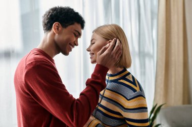 Mutlu, çok kültürlü bir çift modern dairelerinde birlikte hassas bir anın tadını çıkarıyor..