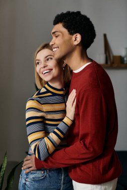 Mutlu, çok kültürlü bir çift, samimi ve modern bir dairede kucaklaşır..